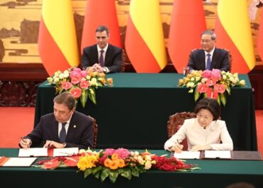 España y China firman dos nuevos protocolos de exportación para potenciar el mercado de las cerezas y el porcino en el país asiático