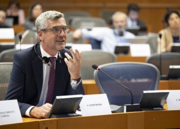 EURATIV:  El Marco Financiero Plurianual de Bruselas es un «desastre» para la agricultura, según el Partido Popular Europeo  “Llevo dos años oyendo a los primeros ministros y a la presidenta de la Comisión decir lo importante y estratégica que es la agricultura, ¿y luego se hace esta propuesta? No es ni coherente ni aceptable. Nunca votaré a favor de ella”, advierte Dorfmann.