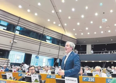 ELDIA: Canarias busca su propia estrategia para evitar recortes de fondos de la UE Andalucía, Galicia, Castilla-La Mancha y Cantabria abren un frente similar al Archipiélago Las Islas negocian por su estatus de región ultraperiférica El presidente Fernando Clavijo interviene en un reciente comité de las RUP celebrado en Bruselas.  El presidente Fernando Clavijo interviene en un reciente comité de las RUP celebrado en Bruselas. / La Provincia  Rubén Acosta Las Palmas de Gran Canaria04 SEPT 2025 22:25 Actualizada 04 SEPT 2025 22:49  El cambio de criterio que pretende realizar la Comisión Europea en la gestión de los fondos comunitarios en el próximo presupuesto 2028-2034 no solo ha encendido las alarmas en Canarias, sino que también otras comunidades autónomas están empezando a movilizarse ante lo que consideran una «recentralización» que perjudica a las regiones y favorece al Estado a la hora de distribuir el dinero procedente de Europa. Pero el Archipiélago tiene su propia estrategia para hacer valer su condición de región ultraperiférica (RUP), un estatus que no tiene el resto de comunidades españolas, por lo que el objetivo es negociar directamente con Bruselas a través del comité de las RUP con el fin de que las regiones alejadas sigan gestionando los fondos y no a través del Gobierno central.  Varias comunidades del PP -entre ellas Galicia, Andalucía y Cantabria- y Castilla-La Mancha, del PSOE, han iniciado un frente común preocupadas por la pérdida de peso de las regiones en la toma de decisiones en relación con los fondos europeos. Bruselas pretende implantar un modelo similar al de los fondos Next Generation, es decir, que sean los Estados los que controlen la financiación y se encarguen de distribuirla a las regiones, lo que resta capacidad de gestión a las comunidades pero especialmente a Canarias, que cuenta con una consideración diferenciada por ser RUP y los criterios de reparto no son iguales que en los territorios peninsulares.  La luz roja en las Islas se encendió tras recibir la propuesta de la UE para la Política Agraria Común (PAC), que contiene una merma de fondos y un cambio en los criterios de gestión, con incidencia especial en el principal programa de ayuda al sector primario de las Islas, el Posei, que es específico de las RUP y no lo tienen el resto de comunidades. Para el Ejecutivo regional no solo se trata de una reducción del apoyo a la agricultura, sino de una pérdida notable del estatus de Canarias como región ultraperiférica, de tal forma que en vez de depender directamente de la Comisión Europea será el Estado quien gestione los fondos, por lo que se repartirán de forma homogénea entre todas las comunidades sin tener en cuenta las singularidades de Canarias como región alejada e insular con sobrecostes de producción que no tienen otros territorios.  El portavoz del Gobierno regional, Alfonso Cabello, señala que el Ejecutivo valorará con más detalle la posición que están adoptando otras comunidades autónomas y asegura que «Canarias busca todo el apoyo social que sea posible para tener una voz potente en defensa de los intereses y derechos de las Islas». Pero Canarias advierte: «para nosotros como RUP es más vital que para el resto de comunidades» ya que se trata de ayudas específicas para el sector primario pero también, por extensión, la afección que pueden sufrir los fondos de cohesión, el Feder o los fondos RUP, lo que perjudicaría notablemente el desarrollo de las Islas cuyas singularidades están contempladas en el Tratado de la Unión Europea.  Para Cabello la estrategia de la Comunidad Autónoma no solo pasa por la negociación directa de las RUP con las instituciones comunitarias, sino también con el Estado para que reconozca las especificidades de Canarias y que no puede gestionar y distribuir los fondos europeos de las Islas con los mismos criterios que al resto de las comunidades.  Para las regiones que cuestionan la recentralización de los fondos europeos hay una tendencia hacia la «estatalización» de las ayudas que dejaría en fuera de juego a las comunidades autónomas en el reparto de los dineros comunitarios, un camino iniciado con los fondos Next Generation y que ha provocado críticas al Gobierno central porque, de hecho, comunidades como Canarias culpan al Estado de no haber podido gestionar estos fondos con más agilidad. Gestiones al más alto nivel      El Gobierno canario ya se está moviendo para frenar el cambio de criterio de la UE en el reparto de los fondos europeos. En relación con el Posei, la Consejería de Agricultura ya se ha dirigido al Gobierno central, a los ministros vinculados a las RUP de Francia y Portugal y a la Comisión Europea.     Antes de finalizar el año se pretende convocar una cumbre con el comisario de Agricultura, las RUP y los gobiernos de Francia, Portugal y España para defender las ayudas agrícolas.  TEMAS      Canarias     UE     Recortes     Gobierno     comunidades autónomas  RRSS WhatsApp RRSS Facebook RRSS Twitter RRSS email Copiar URL      0      La filoxera sigue su expansión en Canarias y ya afecta a 45 fincas     Agreden a un conductor de guagua en Tenerife tras expulsar a un pasajero conflictivo     Acelerón del Parlamento para aprobar en dos meses la ley de vivienda vacacional     Ayuntamientos en precario por falta de interventores y secretarios     Binter sondea oportunidades en las conexiones de Canarias con la península que abandona Ryanair     Canarias invierte 90 euros diarios en cada menor migrante no acompañado, unos 190 millones al año     Vox denuncia ante Capitanía Marítima al buque de Open Arms en Tenerife     La ministra Montero ‘perdona’ a cada canario 385 euros menos de deuda que al resto de españoles  Leer Cerca Jugar      CANARIAS     MUNICIPIOS     DEPORTES     ECONOMÍA     OPINIÓN     CASO ABIERTO     CULTURA     OCIO     V&E     CARNAVAL     MÁS  El Día      Quiénes somos     Newsletter     Tarifas de publicidad     bContent     RSS     Canal de denuncias  EDITORIAL LEONCIO RODRÍGUEZ, S.A. Prensa Ib&eacute;rica  Otras webs de Prensa Ibérica Media:      Prensa     Diari de Girona     Diario Córdoba     Diario de Ibiza     Diario de Mallorca     El Correo de Andalucía     El Correo Gallego     El Día     El Periódico de Aragón     El Periódico     El Periódico de España     El Periódico Extremadura     El Periódico Mediterráneo     Empordà     Faro de Vigo     INFORMACIÓN     La Crónica de Badajoz     La Nueva España     La Opinión A Coruña     La Opinión de Málaga     La Opinión de Murcia     La Opinión – El Correo de Zamora     La Provincia – Diario de Las Palmas     Levante – El Mercantil Valenciano     Mallorca Zeitung     Regió 7     Sport     Superdeporte     Radio y televisión     Información TV     Levante TV     MediTV     Revistas     Cuore     Stilo     Viajar     Woman Madame Figaro     Canales temáticos     Casa Gourmet     Coches de ocasión     Código Nuevo     Compramejor     Fórmula 1     Iberempleos     Lotería de Navidad     Medio Ambiente     Neomotor     Tendencias 21     Tu casa     Buscando respuestas     Living Ibiza  EDITORIAL LEONCIO RODRÍGUEZ, S.A. Todos los derechos reservados      Aviso legal     Política de privacidad y cookies     Canal de denuncias     Preferencias de privacidad     Código Ético