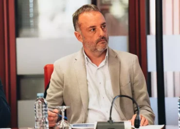CANARIASAHORA:  La justicia anula el reparto de ayudas directas a los ganaderos de La Palma      La autoridad judicial da la razón a unos ganaderos de caprino y ovino que recurrieron esa convocatoria de apoyo público del Cabildo por ser discriminatoria; la sentencia, recurrible, tumba la distribución y la retrotrae al momento de dictarse la resolución