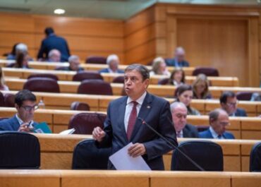 CESIÓN DE CONTROL EN EL SENADO: UN MINISTRO MUY DESPISTADO, OJALA EL PLÁTANO DE CANARIAS EXPORTE A OTROS PAÍSES UN TERCIO DE SU PRODUCCIÓN ¿Puede asegurar el Gobierno que el sector platanero canario no se verá perjudicado por el acuerdo para fortalecer el sector primario firmado con Ecuador, país que es el máximo competidor del plátano canario en la Unión Europea? ENTRE ESTAS COSAS Y LA RETIRADA DE HERRAMIENTAS FITOSANITARIAS, ÉL SOLITO, ACABA CON EL CULTIVO DEL PLÁTANO DE CANARIAS.