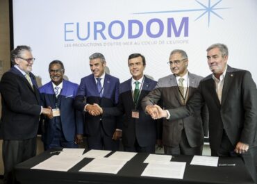El presidente de Canarias reclama el rechazo de los Estados y del Parlamento Europeo a un Marco Financiero 2028-2034 que pone en riesgo recursos “vitales” para el archipiélago      Alerta de que la centralización de los fondos amenaza la supervivencia del sector primario, razón por la que el consejero Quintero y dirigentes agrícolas, ganaderos, pesqueros e industriales han participado en el acto      Representantes de las nueve regiones ultraperiféricas, de sus tres Estados, eurodiputados y dirigentes socioeconómicos firman un manifiesto en defensa de la continuidad de las ayudas específicas