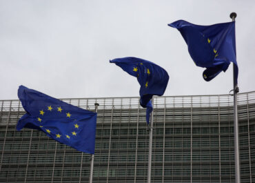 EURACTIV:  EXCLUSIVA: La Comisión prevé autorizar indefinidamente la mayoría de las sustancias plaguicidas  La medida forma parte del nuevo paquete de simplificación de la seguridad alimentaria. La propuesta de la Comisión garantizaría también que los plaguicidas peligrosos prohibidos en la UE no puedan volver a entrar en el mercado europeo a través de productos importados.