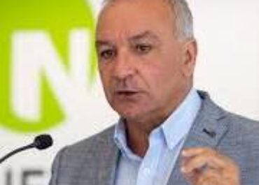 Intervención del diputado de NC Luis Campos en la presentación de los presupuestos de agricultura para 2026 por parte del Consejero de Agricultura . Como denuncia de un aumento de 813 millones para todo el presupuesto solo sube 12 millones para sector primario. Todavía está 12 millones por debajo del presupuesto de esta Consejeria que dejó el anterior Gobierno de progreso . Esto son datos , pura matemáticas, no opiniones . En los 3 presupuestos que ha presentado el nuevo gobierno de CC y de PP el gasto total  se ha incrementado la friolera  de 2.310 millones. Pues con esa cantidad la Consejería de agricultura se ha reducido en 12 millones . También números, no opiniones . Peor aún . El incremento de 12 millones de agricultura es menos que el aumento de 12 millones que aporta el FEMPA ( fondo europeo para pesca) y la cantidad  de 8 que se incrementa el Feader ( fondo que financia la PEPAC antiguo PDR). Es decir de fondos europeos vienen 20 millones más que en 2025 pero la consejería sube solo 8. O sea que de esfuerzo de fondos propios,esta  consejería  reduce 8 millones . No se puede  estar contento con este Consejero . Bien ir a pedir a Europa, bien a ir a pedir a España … pero pedir a Clavijo, al Gobierno Canario eso no toca… no sea que se vaya a cabrear el jefe.