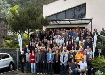CANARIASAHORA:  El Instituto Canario de Investigaciones Agrarias celebra sus 30 años con vino de Barcelona el mismo día del lanzamiento de la campaña para consumir producto local.      El ICIA conmemoró el pasado viernes en sus instalaciones de La Laguna sus tres decenios de vida en plenas fiestas navideñas y con un blanco del Penedés, cuando esa misma jornada el consejero de Agricultura, Narvay Quintero (AHI), lanzó una promoción de las producciones canarias para incentivar el consumo en estas fechas, calcando así lo ocurrido en octubre en Los Realejos (PP), donde se celebraron los 70 años de la fusión local con marca de Ribera del Duero