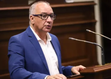 CAHANARIAS AHORA:  Nueva Canarias impugnará una medida de los Presupuestos del Gobierno de Clavijo para 2026 que afecta a plataneros de La Palma      El portavoz parlamentario del grupo, Luis Campos, advirtió de que la disposición adicional 46 bis incorporada al dictamen es “palmaria y evidentemente contraria al derecho de la Unión Europea (UE)”