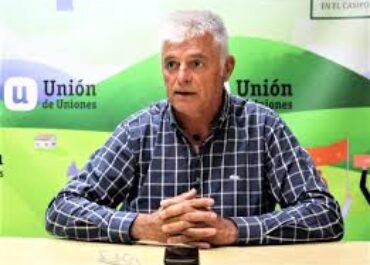 CANARIAS RADIO: CLEMENTE GONZÁLEZ, HEMOS HABLADO CON LUIS CORTÉS, COORDINADOR ESTATAL DE «UNIÓN DE UNIONES-PALCA» DEL FUTURO DE LA U.E, LA REDUCCIÓN PRESUPUESTARIA DEL 22%. Y QUE LA PAC, CON SUS PROGRAMAS, COMO EL POSEI, PASE A SER GESTIONADA POR CADA PAIS MIEMBRO, COMO ÚNICO PRESUPUESTO PARA EL SECTOR PRIMARIO, SE HA REUNIDO CON EL MINISTRO DE AGRICULTURA ESPAÑOL,  LUIS PLANAS, Y SU IMPRESIÓN ES DE INSEGURIDAD, Y DESCONFIANZA, Y MAS CONOCIENDO QUE EL MINISTRO NO HA CUMPLIDO CON CANARIAS, AL NO APORTAR   EL POSEI ADICIONAL, QUE ES SU OBLIGACIÓN. TAMBIÉN ESTUVIMOS EN BRUSELAS EN LA MANIFESTACIÓN DE LOS AGRICULTORES. LA UNIDAD DEL SECTOR PRIMARIO CANARIO, Y SU DISPOSICIÓN A SALIR A LA CALLE EN DEFENSA DEL POSEI, SERÁ CLAVE EN EL FUTURO.