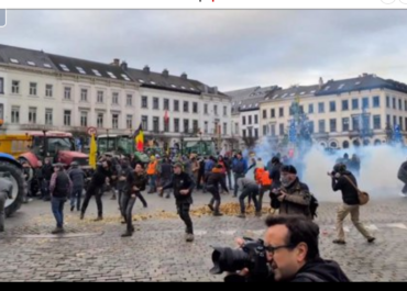 EUROPA PRESS: Agricultores protestan en Bruselas contra el acuerdo UE-Mercosur y los posibles recortes en PAC Varios miles de agricultores llegados de distintos países europeos han bloqueado desde primera hora de este jueves el centro de Bruselas con cientos de tractores para protestar contra el acuerdo comercial entre la Unión Europea y Mercosur y advertir del impacto que podrían tener los recortes previstos en la Política Agraria Común (PAC).(Fuente: EBS / UPA / COAG / @Belisa82754991)