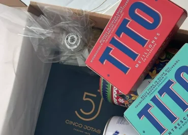CANARIASAHORA:  El Parlamento de Canarias celebra la Navidad regalando a los 70 diputados una caja de productos de la Península y Escocia      Los servicios de la Cámara desoyen las críticas cosechadas por Los Realejos y el Instituto Canario de Investigaciones Agrarias, que recurrieron a vinos de Ribera del Duero y el Penedés en recientes actos, y encargan a una empresa especializada en marcas ‘gourmet’ una cesta sin producto local con conservas de Galicia, aceite extremeño, pimentón de Ciudad Real, jamón de Jabugo y galletas escocesas, entre otras delicatessen