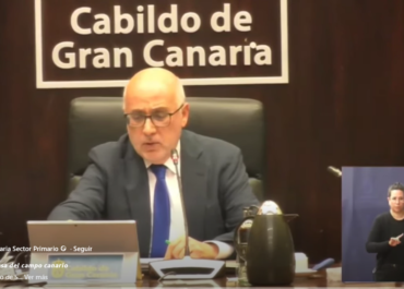 EL CABILDO DE GRAN CANARIA SE SUMA.  𝙀𝙣 𝙙𝙚𝙛𝙚𝙣𝙨𝙖 𝙙𝙚𝙡 𝙘𝙖𝙢𝙥𝙤 𝙘𝙖𝙣𝙖𝙧𝙞𝙤. El consejero de Sector Primario del Cabildo de Gran Canaria, Miguel Hidalgo, intervino para defender la moción que presentaba el Grupo NUEVA CCANARIAS FAC en el Cabildo de Gran Canaria de rechazo al acuerdo comercial entre la Unión Europea y Mercosur por sus graves efectos negativos sobre el sector primario de Canarias. Desde el Cabildo defendemos que la agricultura, la ganadería y la pesca son pilares esenciales de nuestra economía, nuestro paisaje y nuestra identidad. Como Región Ultraperiférica (RUP), Canarias necesita un trato diferenciado que proteja a quienes producen en condiciones más difíciles y con mayores costes. El acuerdo UE–Mercosur supone competencia desleal, presión a la baja sobre los precios y riesgo para sectores estratégicos como el plátano, el tomate, la ganadería y las producciones hortofrutícolas, además de contradecir los objetivos de sostenibilidad europeos. Con esta moción, el Cabildo: Rechaza el acuerdo en sus términos actuales Exige al Estado una posición firme en defensa del sector canario Reclama la aplicación real del artículo 349 del TFUE Solicita cláusulas espejo para igualar estándares de producción. Traslada este acuerdo a las instituciones canarias, estatales y europeas. Seguimos alzando la voz por un campo vivo, por el producto local y por la soberanía alimentaria de Gran Canaria.