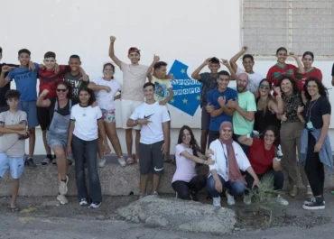 EL DIA: Empleo contra la despoblación: la generación de jóvenes que decide volver al campo Proyectos que combinan formación, apoyo a la economía local y atención a las personas, como la Escuela de Pastores de Ourense, logran revitalizar el medio rural, ofreciendo a familias la posibilidad de construir su futuro en su territorio