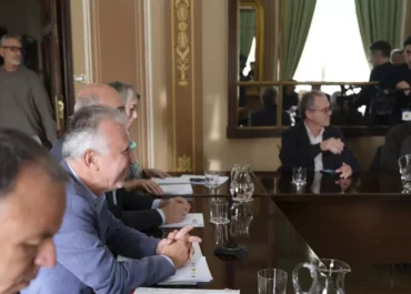 EL DIA: El sector primario canario reclama al Ministerio el desbloqueo de fitosanitarios para combatir plagas Las organizaciones agrarias canarias piden al Ministerio de Agricultura la autorización de productos fitosanitarios para proteger cultivos como el plátano y el aguacate ante plagas.