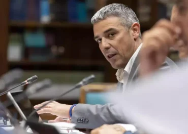 CANARIAS AHORA:  El Gobierno canario deja en el limbo el pago al platanero de La Palma de los nueve millones restantes de la ayuda por la ceniza del volcán      Unos 4.000 cosecheros de toda la Isla Bonita esperan que la Consejería de Agricultura cumpla su decisión inicial y abone más pronto que tarde el 81% aún no entregado con cargo al apoyo directo creado para compensar las pérdidas por ese fenómeno en la campaña 2021-22, la coincidente con la erupción del Tajogaite, entre septiembre y diciembre de 2021