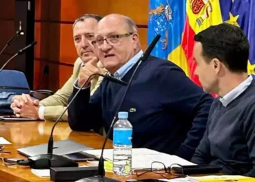 CANARIAS AHORA: La reelección del presidente de Asprocan sale adelante con el apoyo de tres entidades y el 42% de la producción      José Carlos Rendón repite en el cargo pese a que la antigua Cupalma, hoy Unión Platanera Canaria, le ha retirado el apoyo al optar por la abstención, junto con Agriten, ambas con el 28% de los kilos; Coplaca, la número uno, vuelve a oponerse con el 30% de la oferta