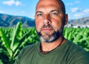 CANARIAS AHORA:  ¿Qué está pasando con las ayudas del volcán?     Actualmente, se conceden 44,06 euros por metro cuadrado, una cantidad que muchos agricultores consideran insuficiente para cubrir el coste real de reconstrucción. Por ello, numerosas explotaciones siguen sin poder recuperarse.