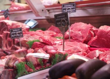 DIARIO DE AVISOS: El veto al pollo y la carne de Brasil alimenta el temor a los altos precios en Canarias La medida de la UE que suspende temporalmente su importación por no respetar las normas sanitarias ha entrado en vigor. Canarias lo afronta con preocupación y cautela